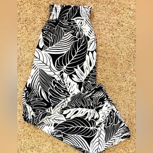 Black and White Leaf print wide leg cropped pants w/elastic waist & pockets